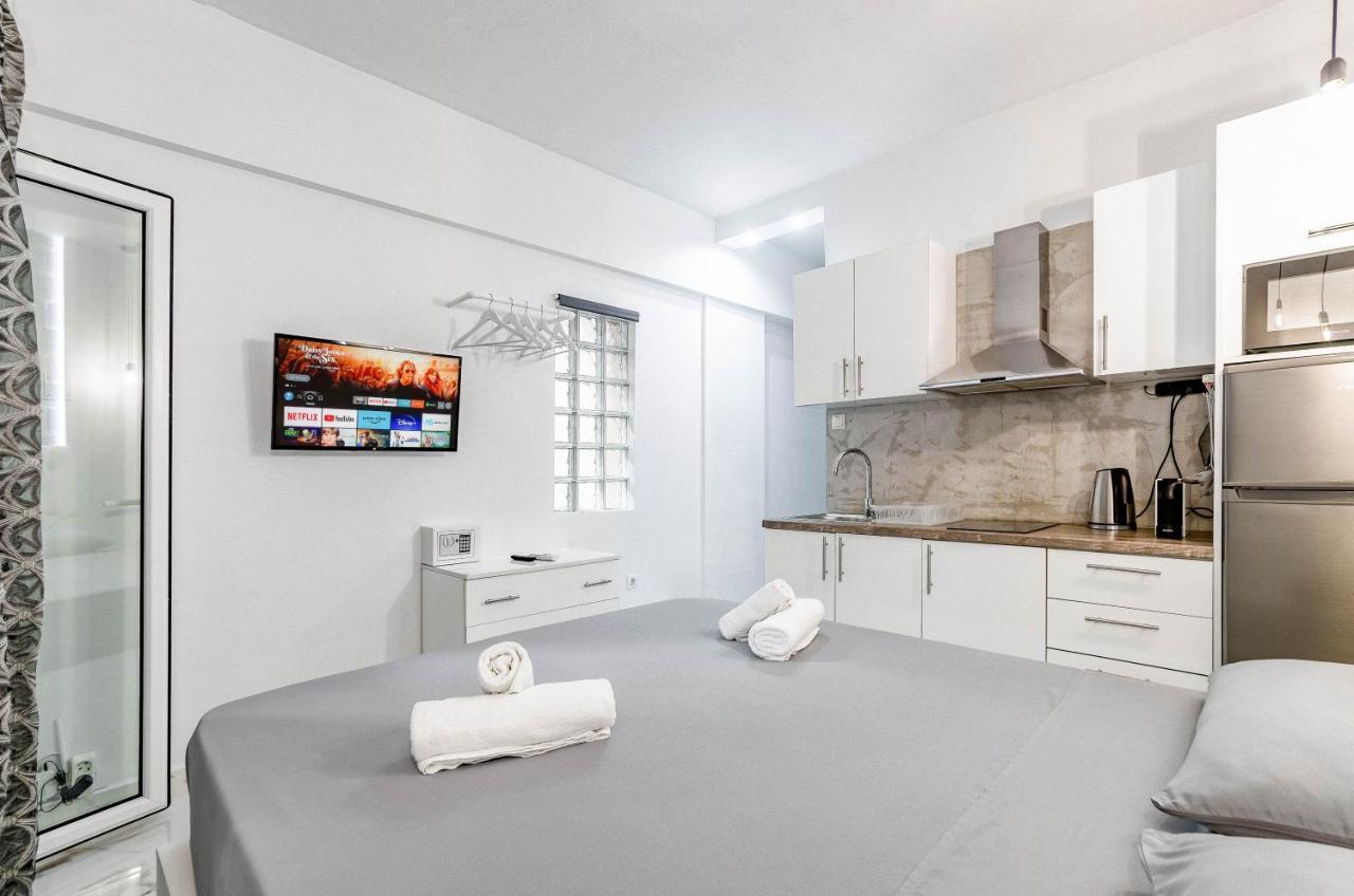 Lux Studio 11 With Yard In The Heart Of Athens Apartment Exterior photo
