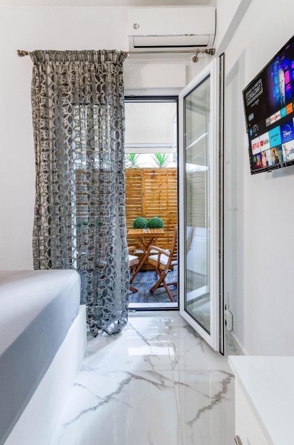 Lux Studio 11 With Yard In The Heart Of Athens Apartment Exterior photo